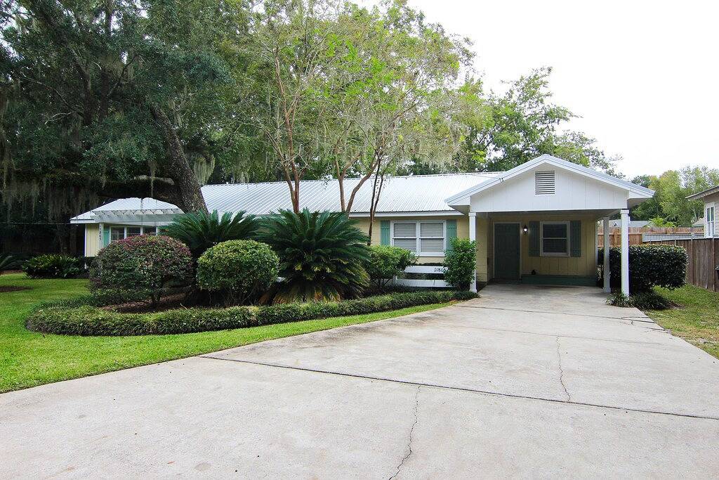 Family Beach Getaway 1 mile to Beach. Prime Central Location with Privacy Fence in St. Simons Island, Glynn County