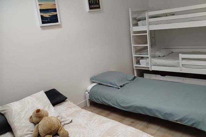 Entire apartment, Apartment with a view of the tree canopy, 50 meters from the lake - Hourtin Harbor in Hourtin, Médoc Regional Natural Park