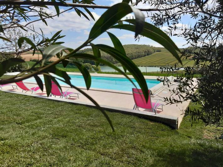 Gîte pour 20 personnes, avec Terrasse ainsi que Jardin et Piscine dans Saint-Jean-de-Rives