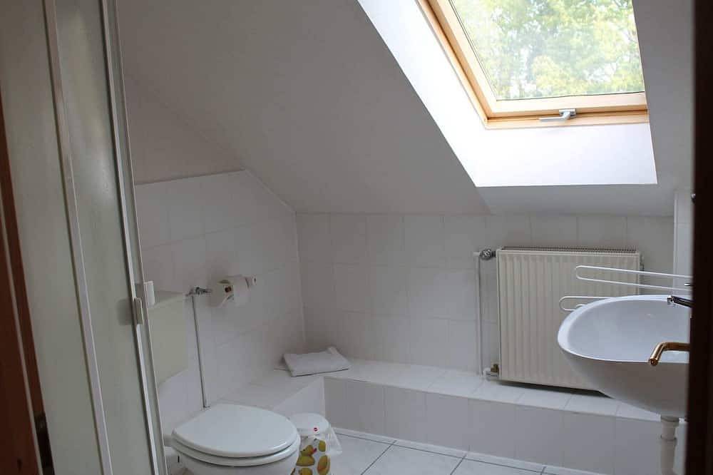 Ganze Wohnung, Geräumige Ferienwohnung in Boddin mit Garten in Boddin, Mecklenburgische Seenplatte