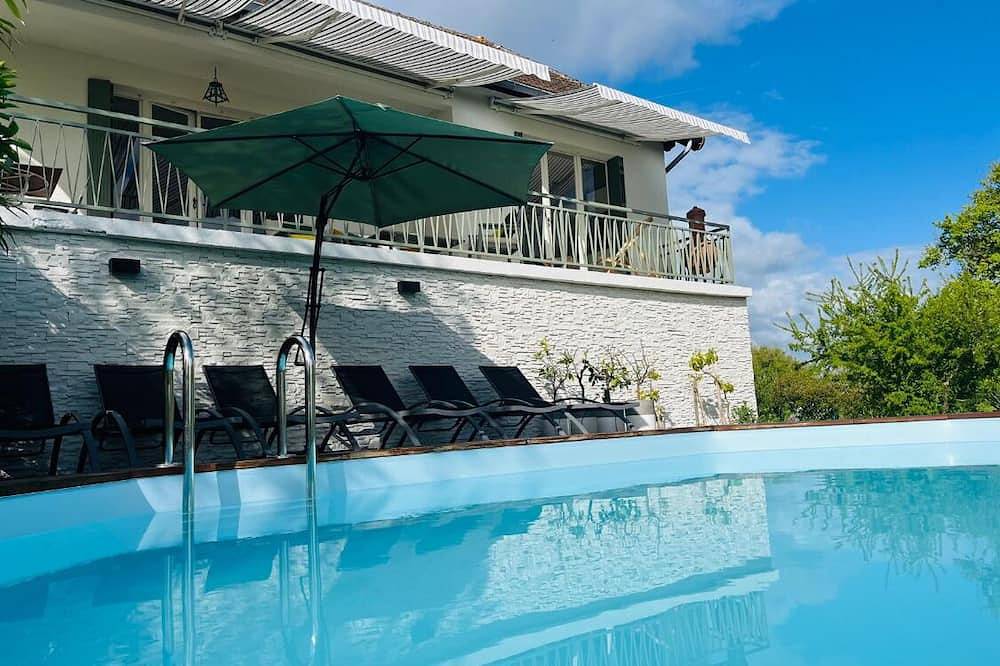 Villa piscine chauffée avec vue panoramique en Bourgogne à 2h de Paris in Mailly-le-Château, Région d'Auxerre