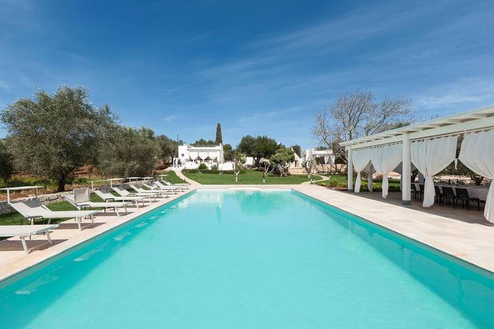 Casa vacanza per 18 persone, con piscina e giardino in San Michele Salentino