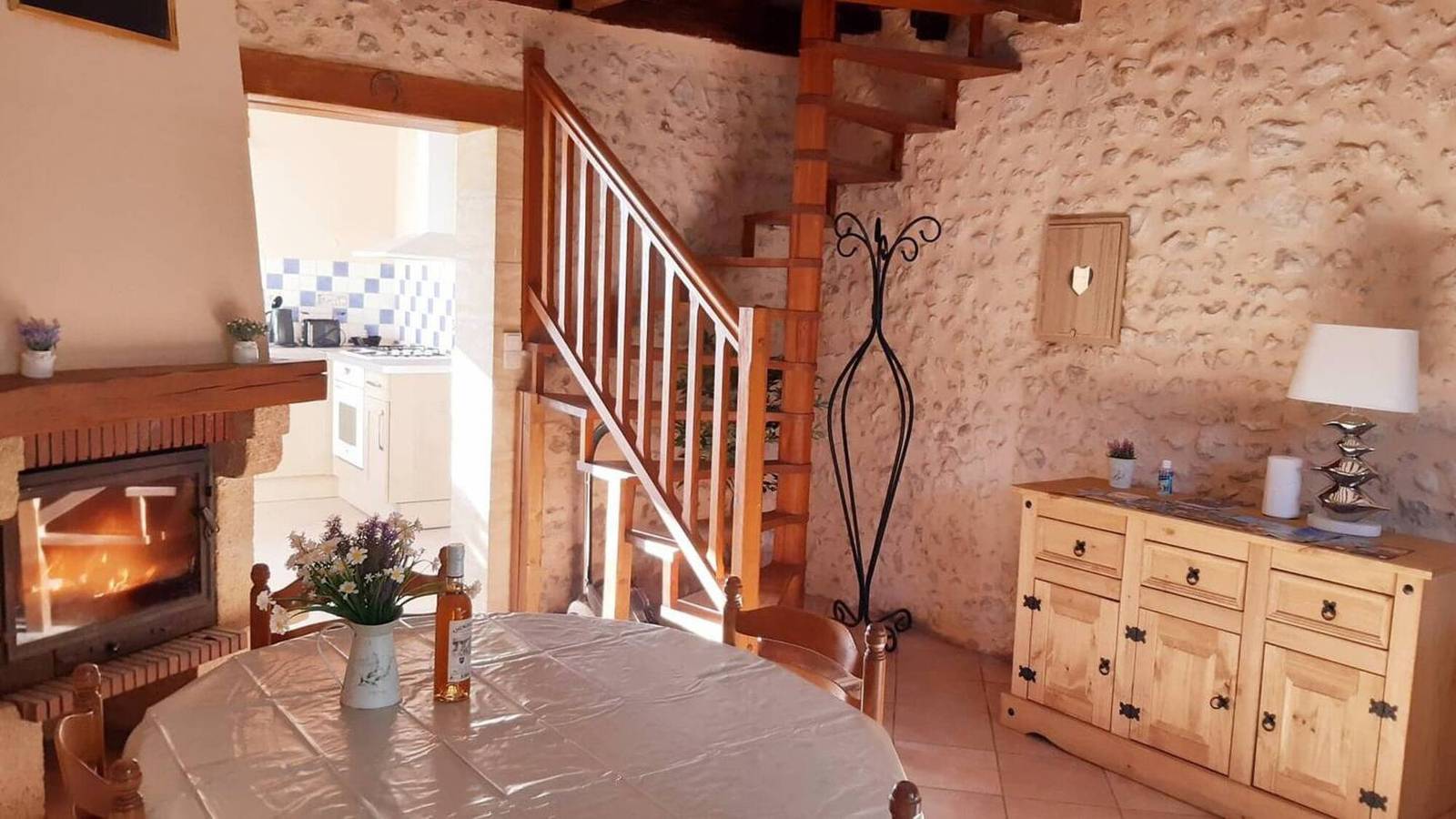 Maison 'Gite Cosy En Pierres Apparentes' avec piscine privée, terrasse privée et jardin partagé in Fossemagne, Périgord Noir