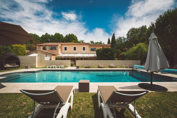 Hôtel pour 3 personnes, avec Terrasse ainsi que Jardin et Piscine