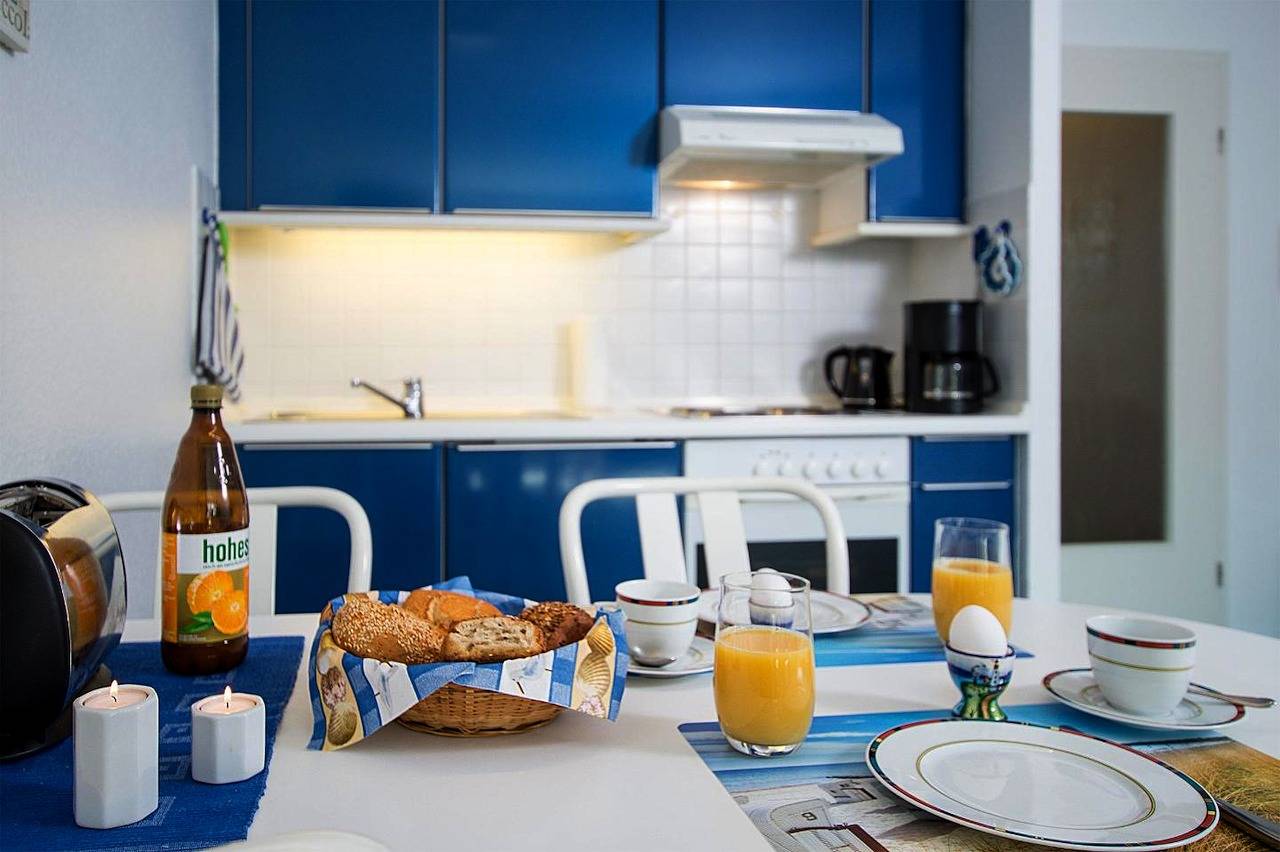 Ganze Wohnung, Helle 2-Zimmer-Ferienwohnung für 4 Personen mit Balkon und Privatparkplatz in Neustadt in Holstein, Ostholstein
