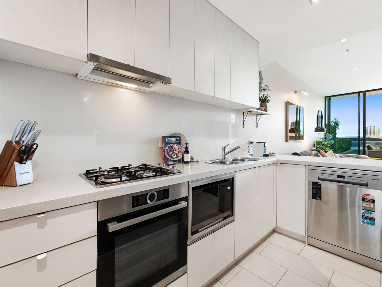 Entire apartment, Impeccably Chic 2-Bed With Views & Fab Amenities in Docklands, Melbourne