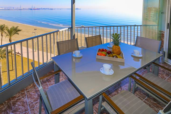 Location de vacances pour 7 personnes, avec terrasse à Platja de la Pineda