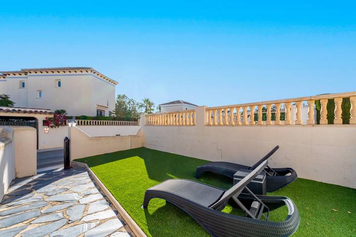 Maison de vacances avec piscine partagée, terrasse et Wi-Fi in Las Ramblas Golf, Orihuela