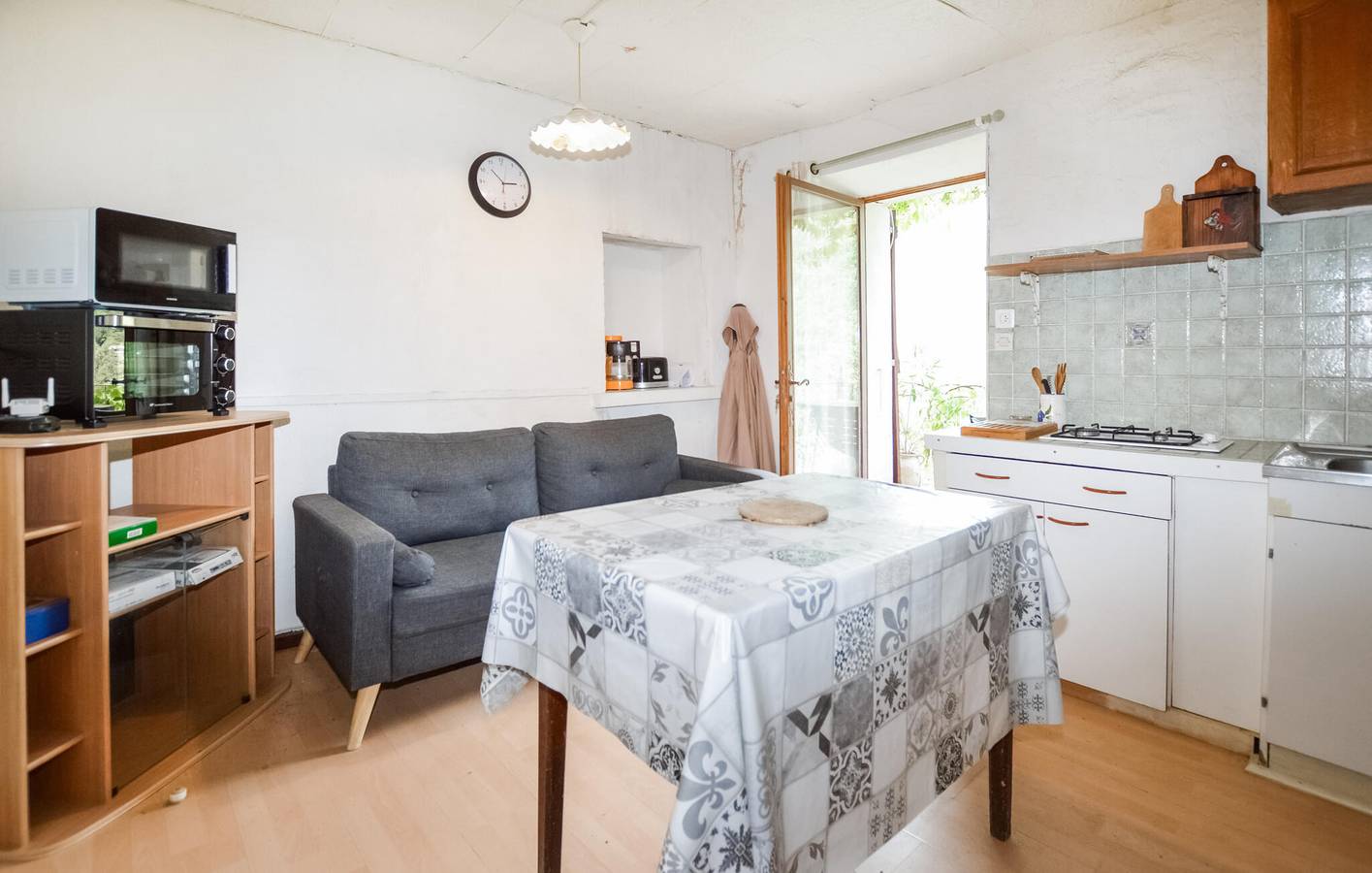 Entire holiday apartment, Cozy Terrace Apartment near Sant'Andréa-di-Bozio Center in Sant'Andréa-di-Bozio, Parc naturel régional de Corse