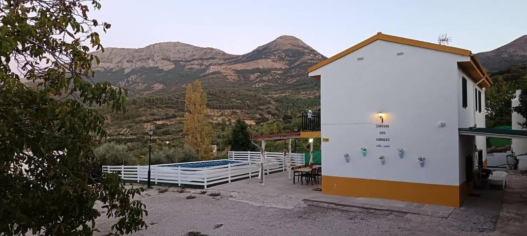 Casa rural para 12 personas, con vistas además de balcón y piscina en Torres (Jaén) - 2