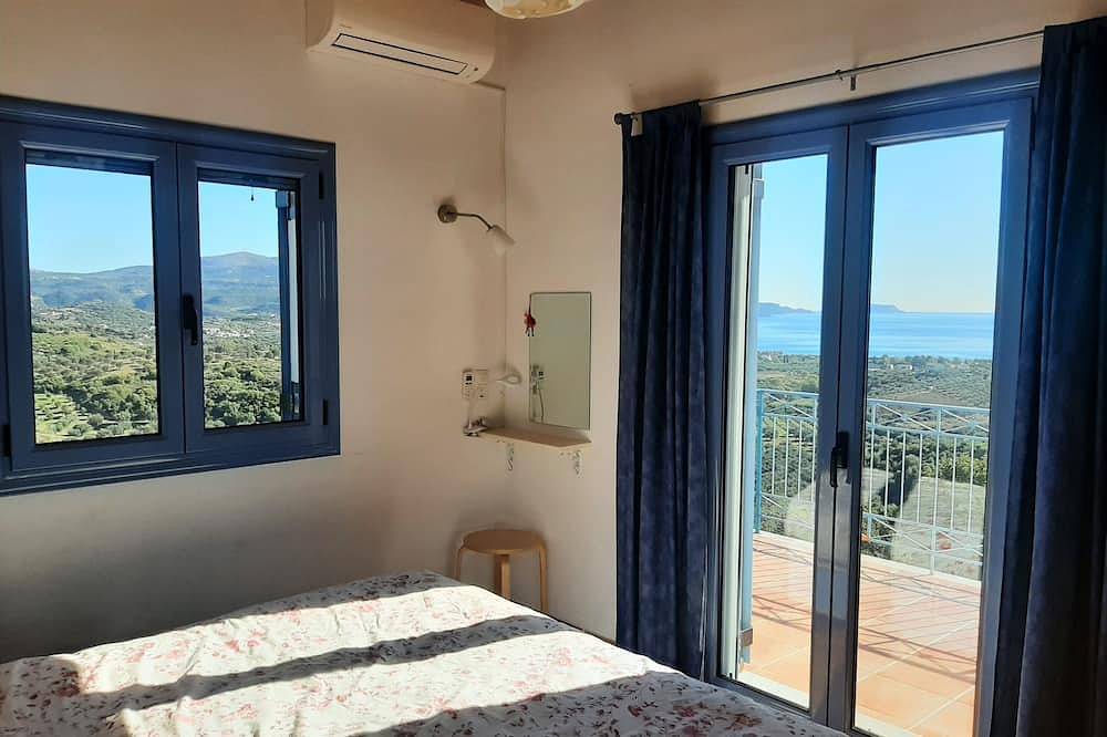 Luxury cosy villa, magic panorama view. Complete privacy.\ninfinity pool 10x4m. in Messenien