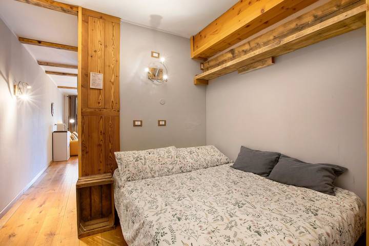 Entire apartment, Apartment 'Casa Andrea Vista Monte Bianco' with Mountain View, Balcony and Wi-Fi in Comune di Gressan, Italian Alps