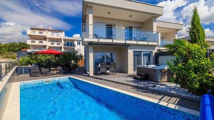 Ferienhaus für 4 Personen, mit Terrasse und Garten sowie Pool, mit Haustier in Crikvenica