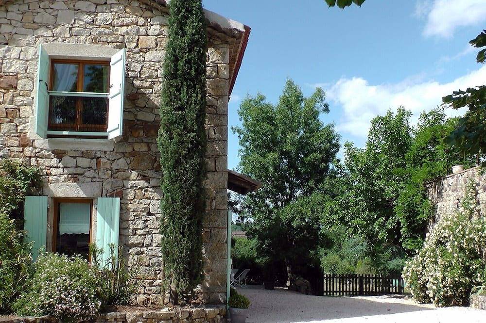 Gîte de charme Ardèche méridionale, grande piscine in Lablachère, Parc naturel régional des Monts d'Ardèche
