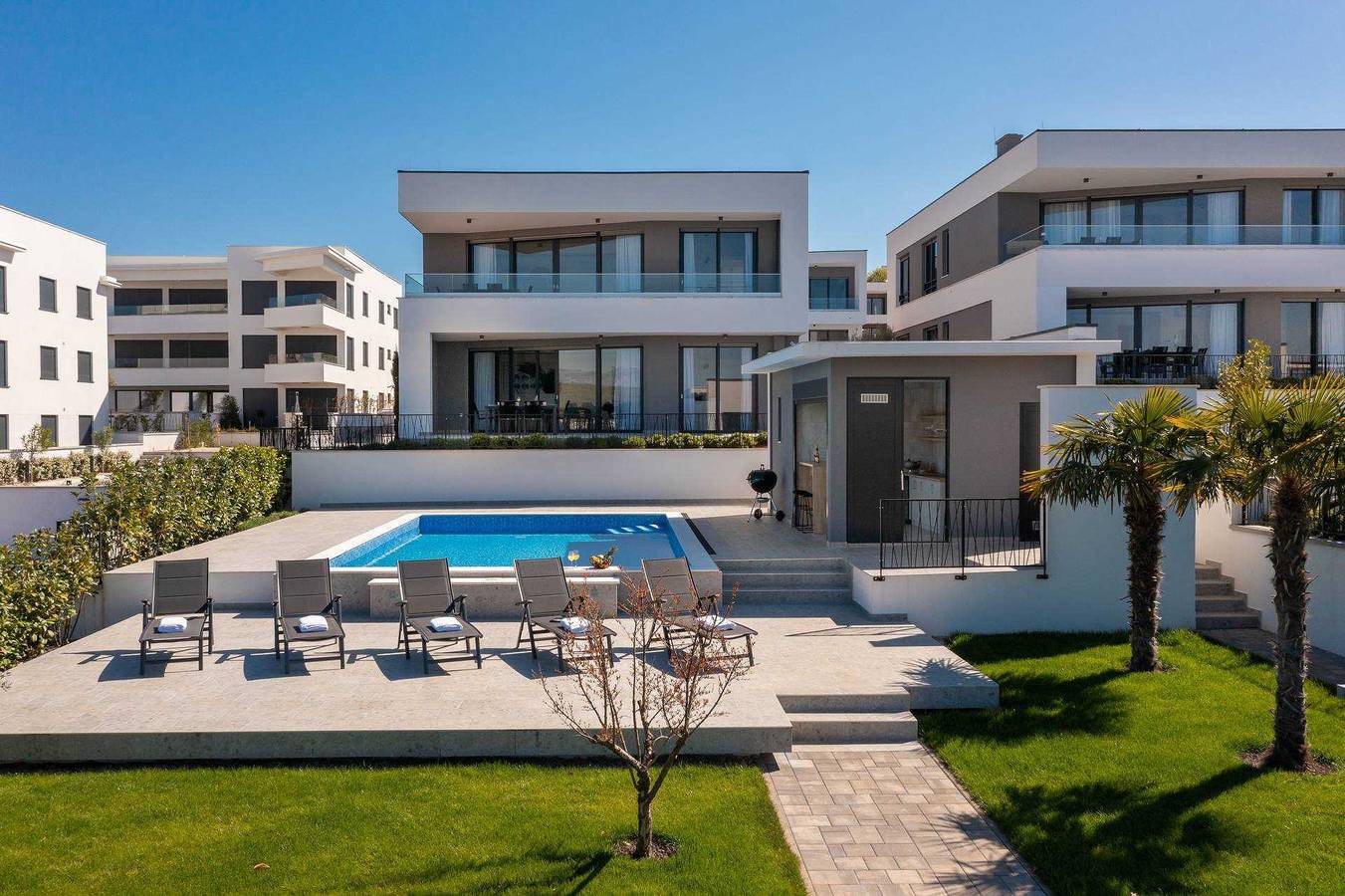 Villa B Malinska – Luxuriöses Paradies am Meer mit privatem Pool in Zidarici, Krk
