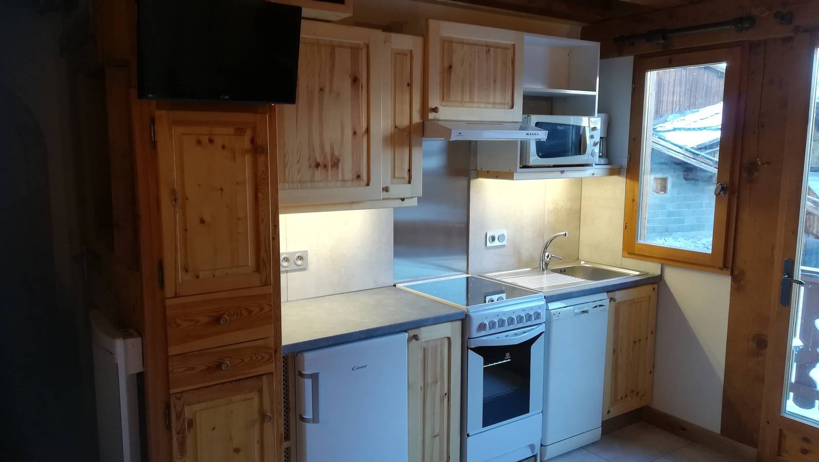 Entire apartment, Apartment "Le Tyrol" with Mountain View, Shared Garden and Balcony in La Plagne, Bellentre