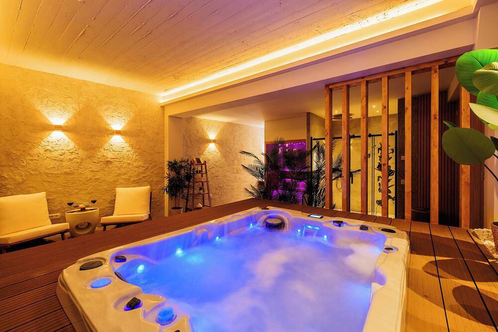 Romantic Suite with Sauna & Jacuzzi near Eindhoven City Centre in Eindhoven, North Brabant