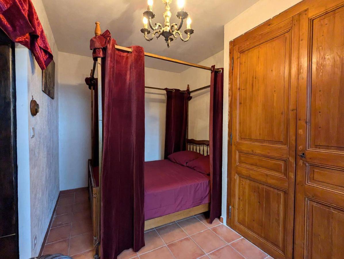 Appartement entier, One-Bedroom Apartment in Cuers, Côte méditerranéenne (France)