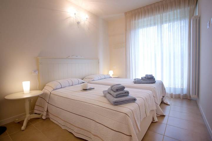 Gîte pour 4 personnes, avec terrasse ainsi que jardin et piscine à Lenno - 4