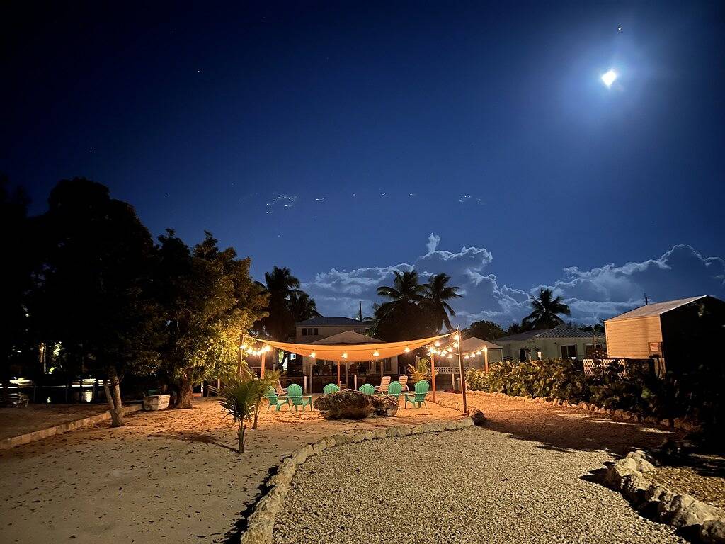 Wow!!! Deep Water Canal, Swimspa Pool, Kayaks, Walk to Ocean Front Tiki Bar!! in Marathon, Monroe County