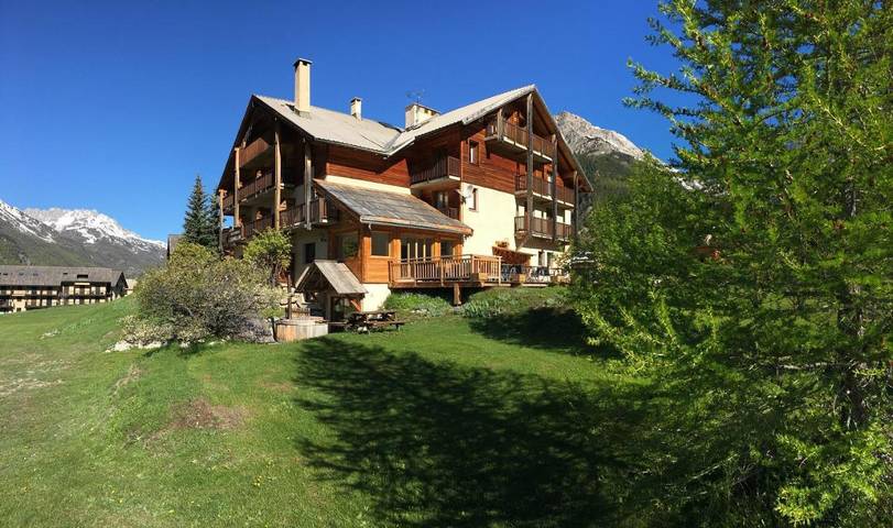 Hôtel pour 4 personnes, avec Terrasse et Jacuzzi ainsi que Jardin et Sauna à Névache