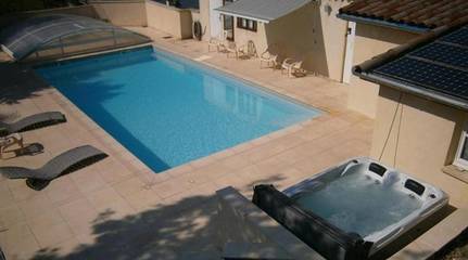 Gîte pour 2 personnes, avec vue et jardin ainsi que sauna et piscine à Rochecolombe