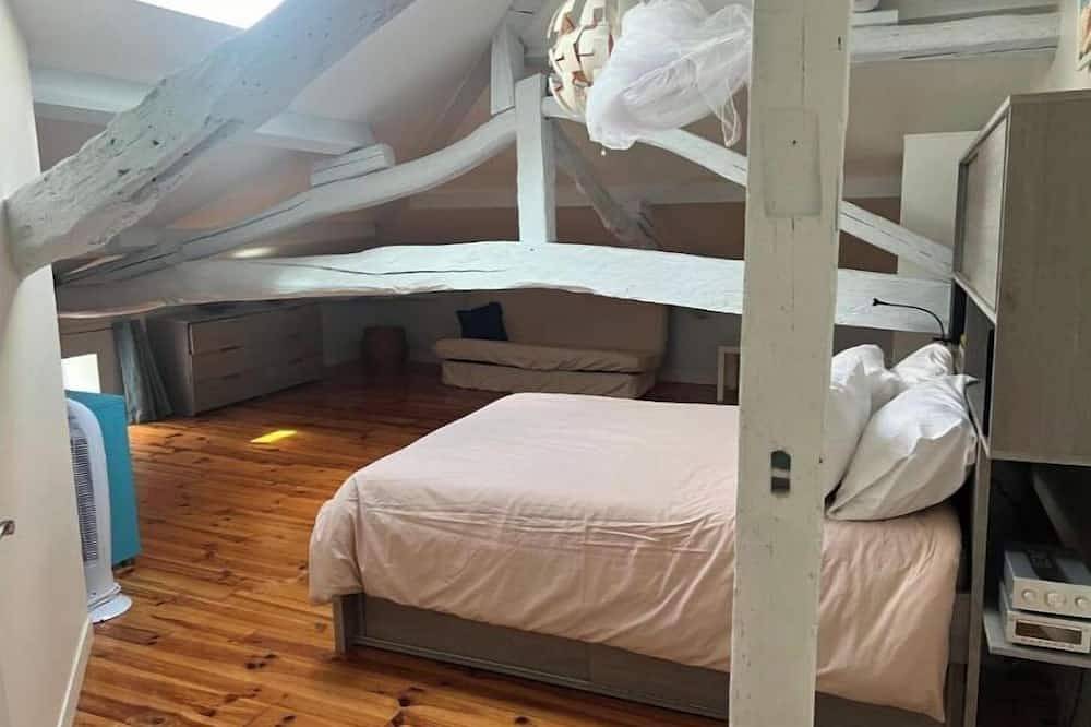 Maison de campagne près d’Agen. Une grande piscine , 5 chambres in Foulayronnes, Quercy