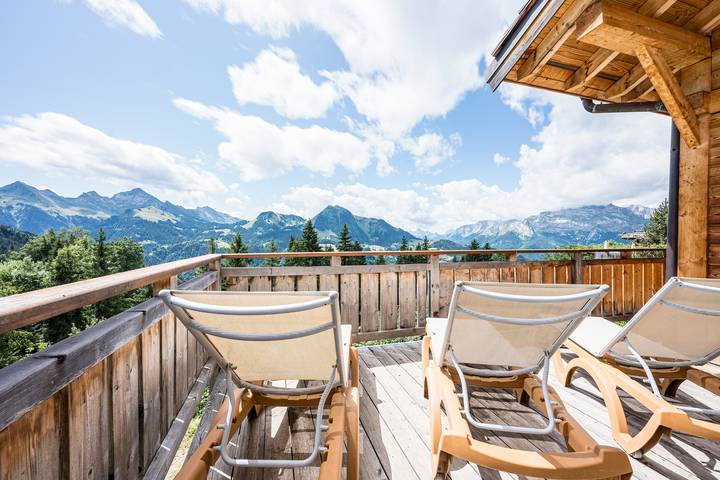 Chalet 'Fnire' con vistas a la montaña, jacuzzi privado y piscina compartida in Manigod, Región de Annecy