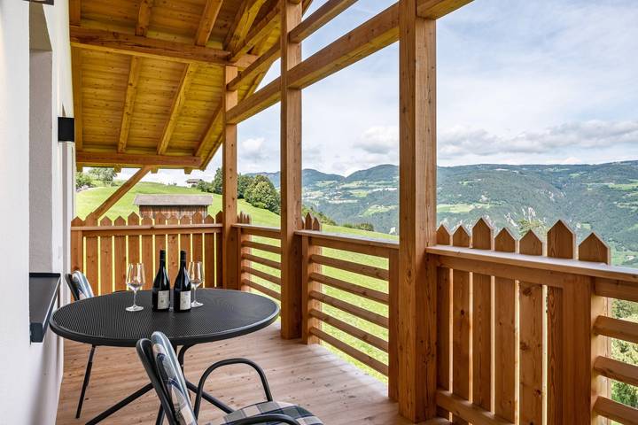 Ganze Wohnung, Ferienwohnung "Schlosshof Hänsel und Gretel" mit Bergblick, Balkonen und Wlan in Prösels, Völs am Schlern