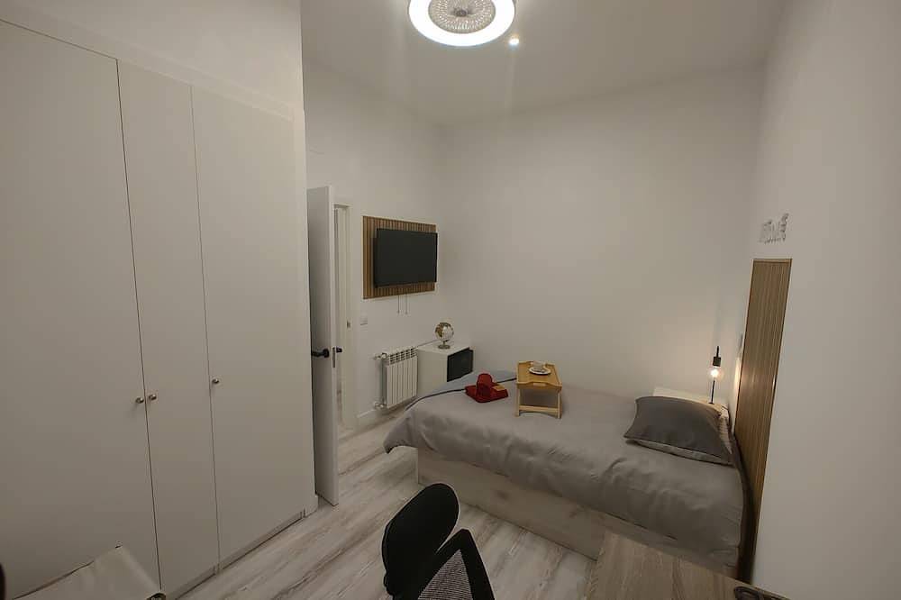 Shanghai: room with comfort and shared areas Gran Vía-Madrid in Centro (Madrid), Madrid