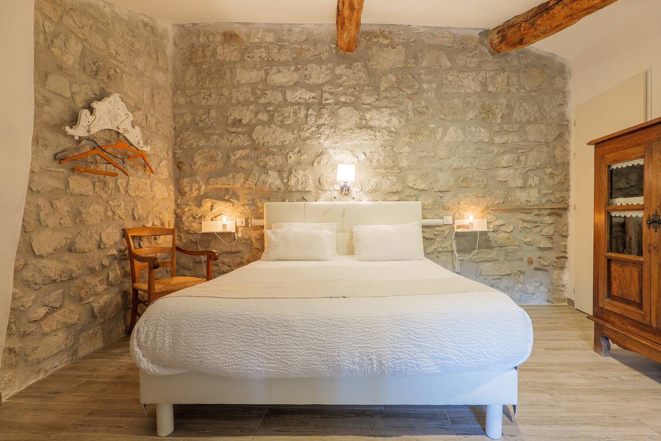 Chambre d’hôtes « Chambre Virginie » avec piscine partagée, jardin commun et climatisation in Saint-Alban-Auriolles, Ardèche