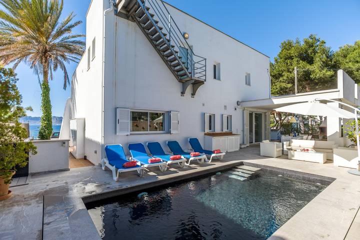 Villa Miramar by the Beach with Sea View, Pool & Wi-Fi in Marina Manresa, Alcúdia