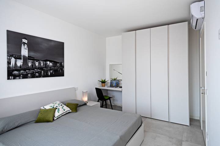 Apartamento entero, Regarda - Casa Erika con grande terrazza, piscina, wifi in Lazise, Montañas Garda