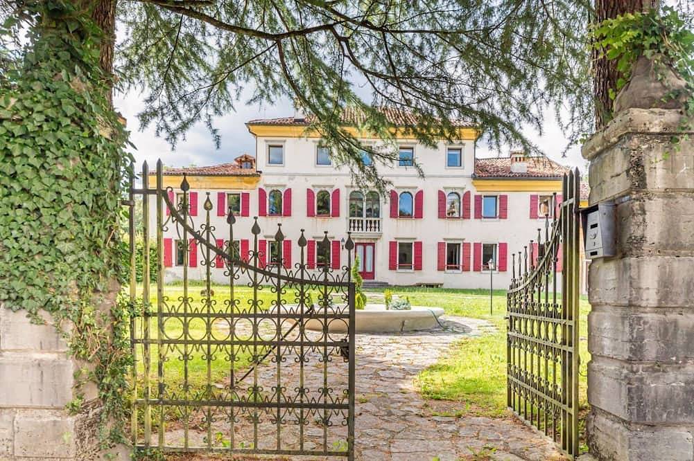 Apartamento entero, Guesthost - Elegant 350 sqm apartment for 6 people, located on two levels of a historic 18th century villa. The villa, with fine furnishings and frescoed galleries, will enchant you with its rooms, where history and comfort blend to give you an unforgett in Belluno, Schiara