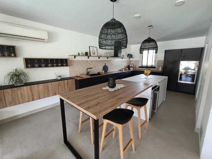 Location de vacances pour 8 personnes, avec terrasse ainsi que jardin et piscine à Sauvian - 2