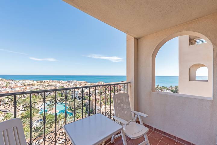 Entire apartment, Apartment Aldea del Mar on the Beach with Pool, Terrace & Wi-Fi in Torrevieja Centre, Torrevieja