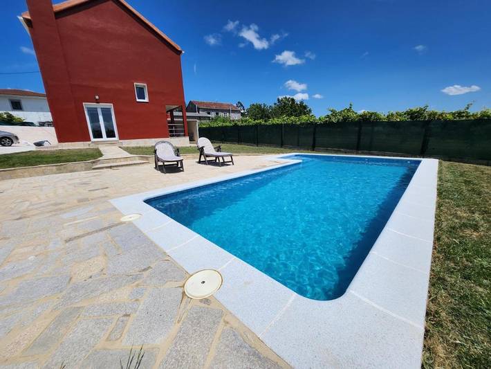 Casa de vacaciones para 10 personas, con Balcón y Terraza además de Jardín y Piscina en Teo 