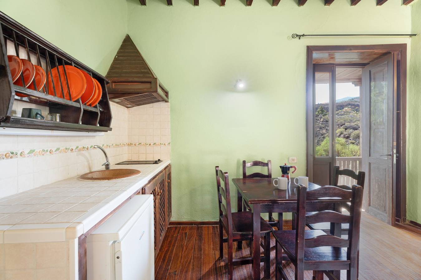Apartamento entero, Apartamento de vacaciones 'Atarjea' con vistas al mar, piscina compartida y Wi-Fi in Granadilla de Abona, Tenerife Sur