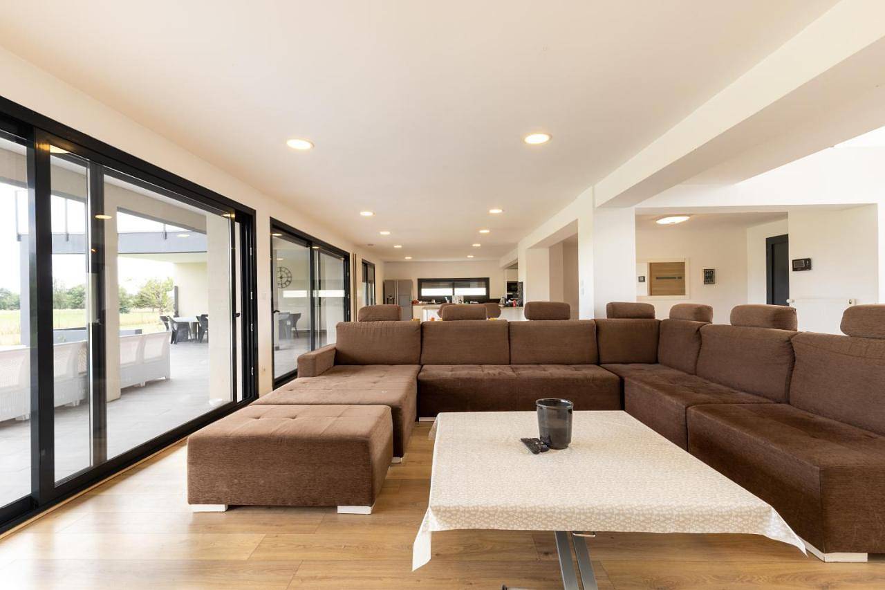 Villa with Private Pool in Nibelle, Région de Pithiviers