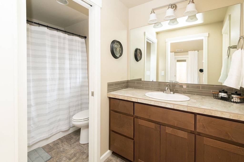 King bed - Pet Friendly - Jameson's Place in Bend, Mt. Bachelor