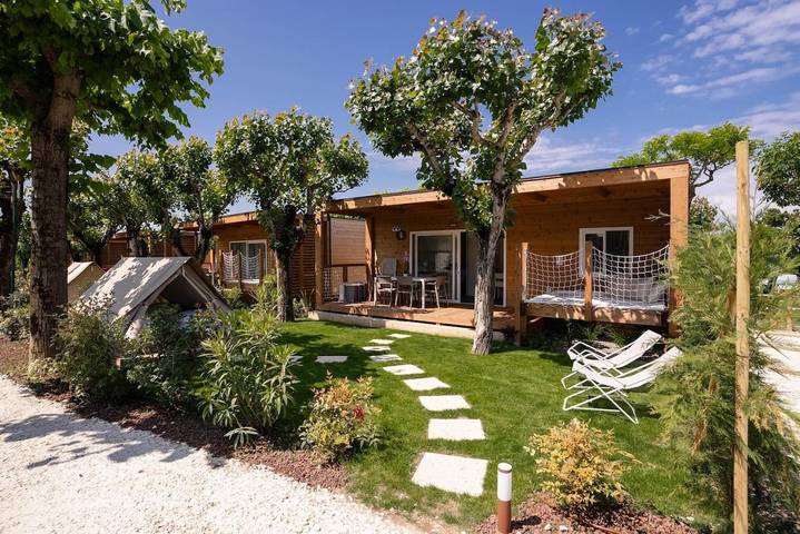 Camping voor 4 personen, with Terras and Tuin as well as Kinderzwembad and Zwembad in Lazise