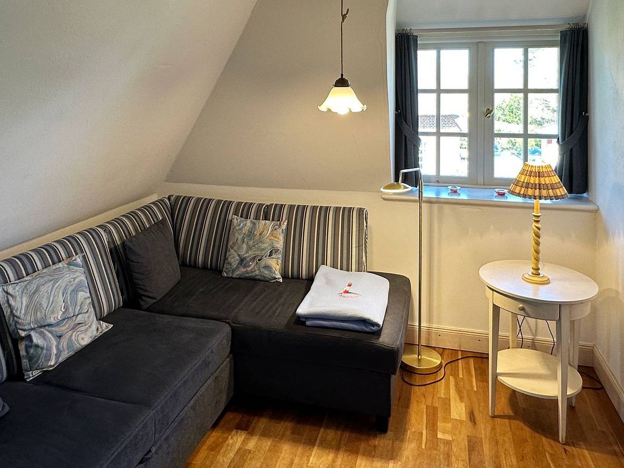 Apartamento entero, Die Ferienwohnung 9 im Haus Hafis (Friesenhof) in Nebel auf Amrum ist eine 1,5-Zimmer-Maisonette-Ferienwohnung unter Reet (ca. 29 qm Wohnfläche) mit Schlafmöglichkeiten für 1 bis 2 Personen. Die Ferienwohnung befindet sich im 1. Ober- und Dachgeschoss. in Niebla (alemanía), Amrum