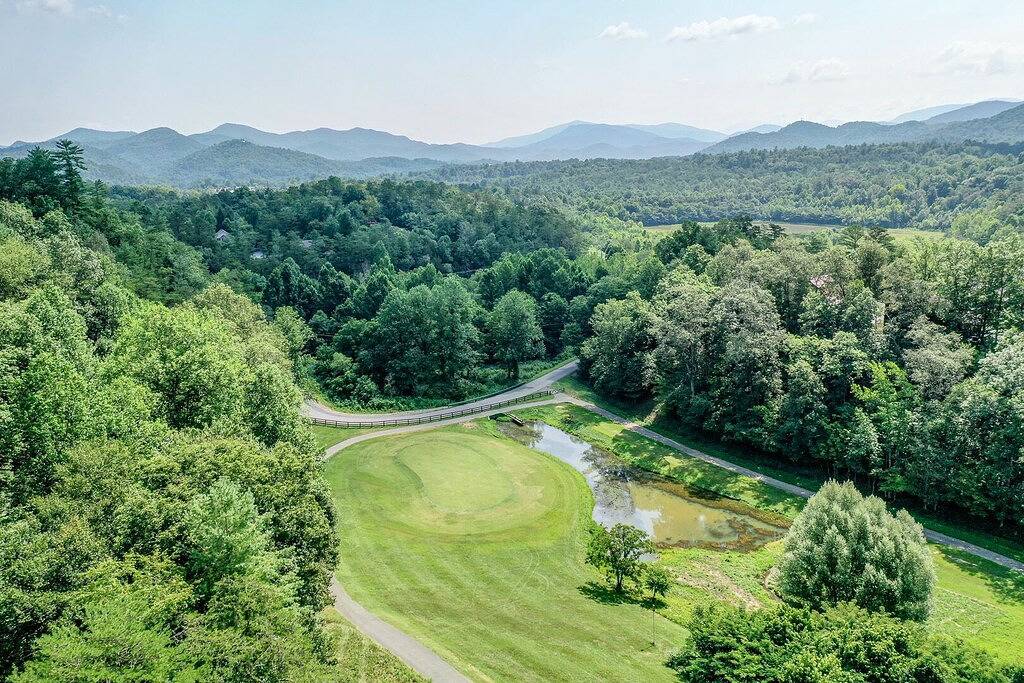 Cozy Smoky Mountain view and golf escape near Cades Cove in Blount County