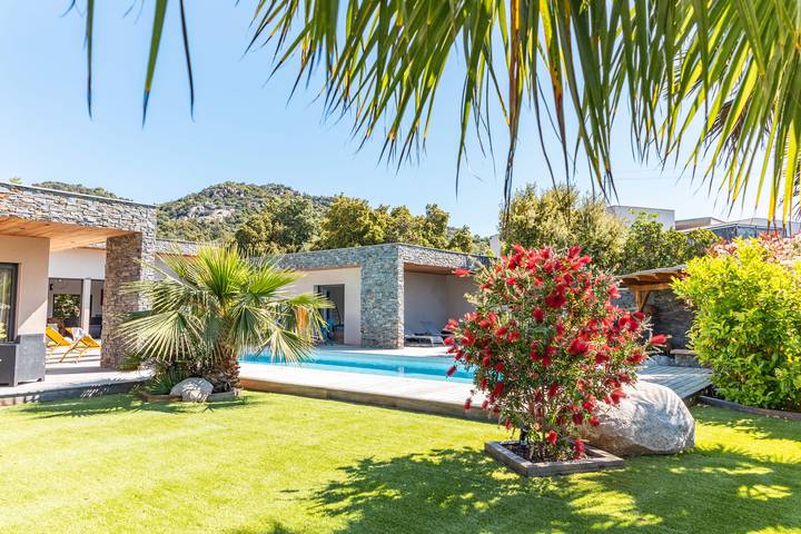 Location de vacances pour 10 personnes, avec jardin ainsi que terrasse et piscine, adapté aux familles à Lecci - 3