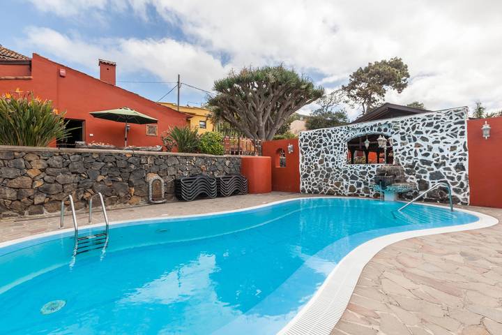 Finca "Los Viñedos Casa Rural" with Sea View, Shared Pool, Wi-Fi, Terrace & Garden in La Caridad, Tacoronte
