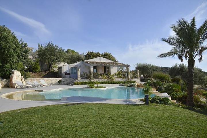 Gîte pour 12 personnes, avec Terrasse ainsi que Bassin pour enfant et Piscine en Sicile
