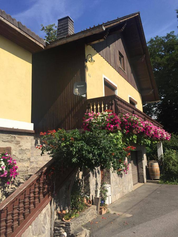 Ferienwohnung für 3 Personen, mit Balkon und Terrasse sowie Garten und Ausblick in Fehring