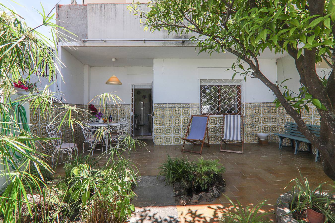 Apartamento inteiro, Casa de férias "Casa Tangerina" com Jardim & Wifi; Estacionamento disponível na rua in Tavira, Tavira (Santiago)