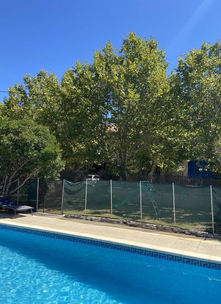 Gîte pour 8 personnes, avec piscine ainsi que terrasse et jardin