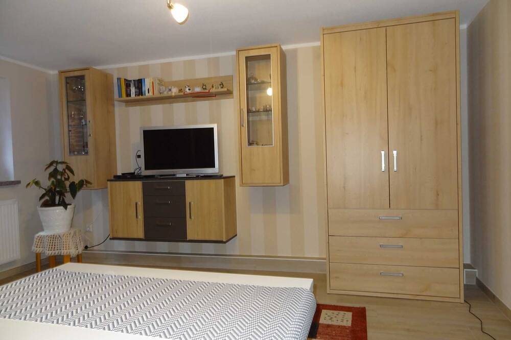 Appartement entier, Vacation apartment (in the house - separate entrance - basement) - 2 vacation apartments in Wesenberg, Mecklenburg-Strelitz